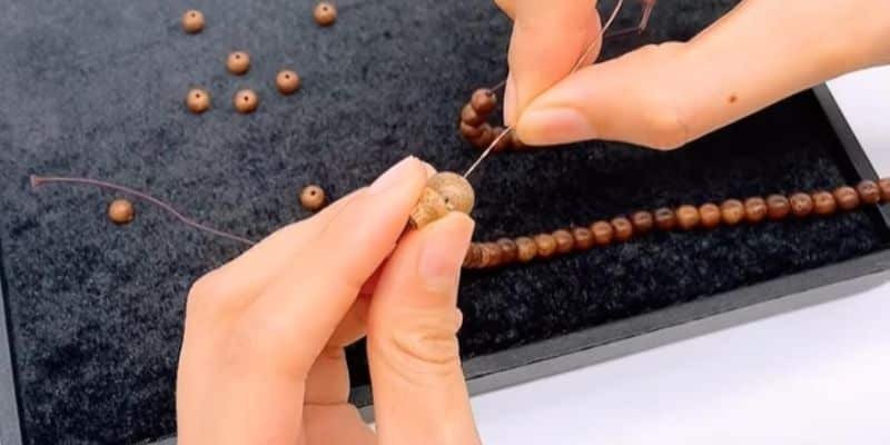 Cân bằng hai đầu dây sau khi tháo hạt khi chỉnh sửa vòng tay