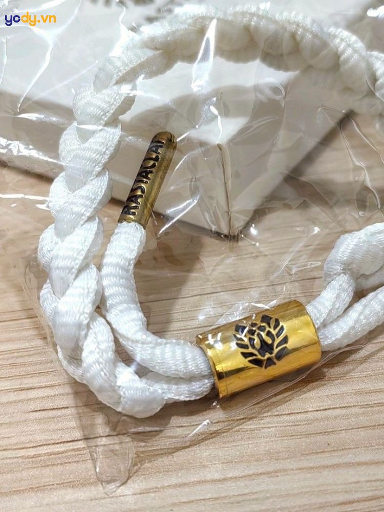 Cận cảnh chi tiết barrel và aglet khắc chữ Rastaclat của vòng tay chính hãng