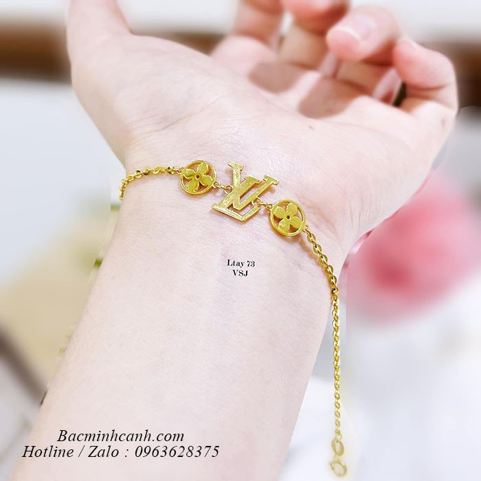 Cận cảnh chi tiết lắc tay vàng LV tinh xảo trên cổ tay người mẫu