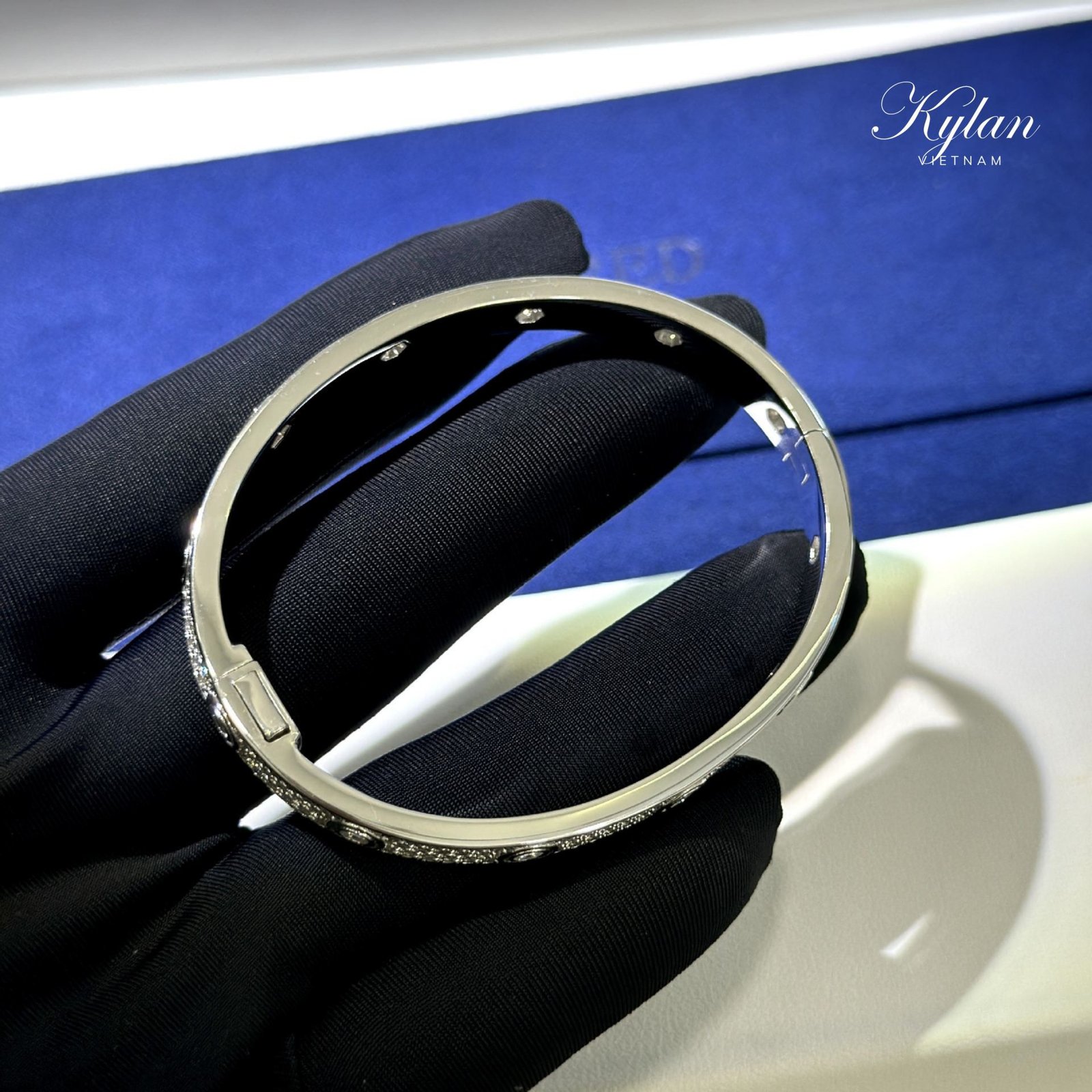 Cận cảnh chi tiết vít đặc trưng trên vòng tay Cartier Love