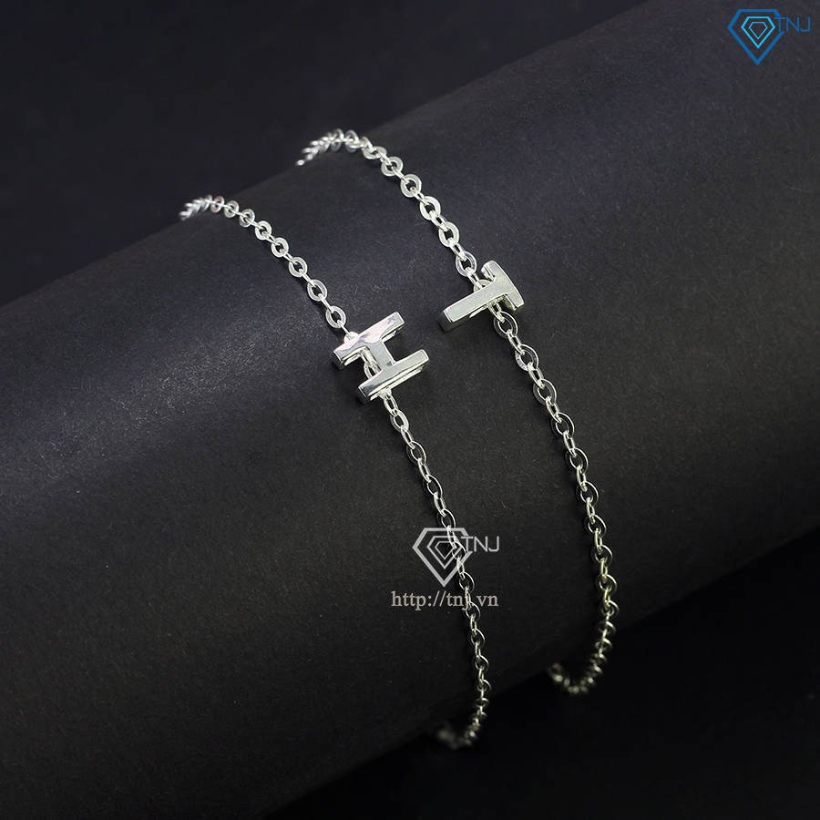 Cận cảnh thiết kế tinh xảo của vòng tay chữ cái bạc 925, tôn vinh vẻ đẹp đơn giản