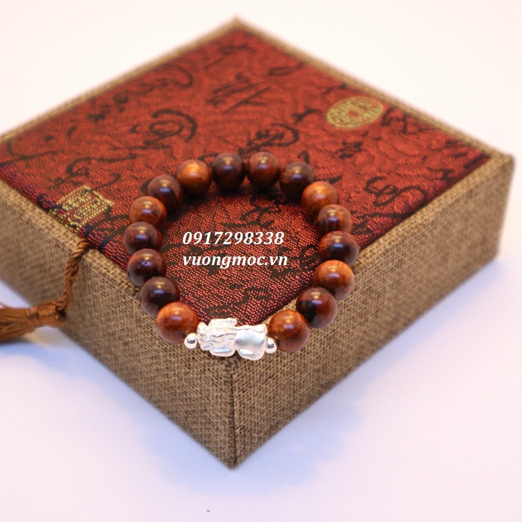 Cận cảnh Tỳ Hưu bạc trắng được chạm khắc tinh xảo, thể hiện chi tiết linh vật phong thủy