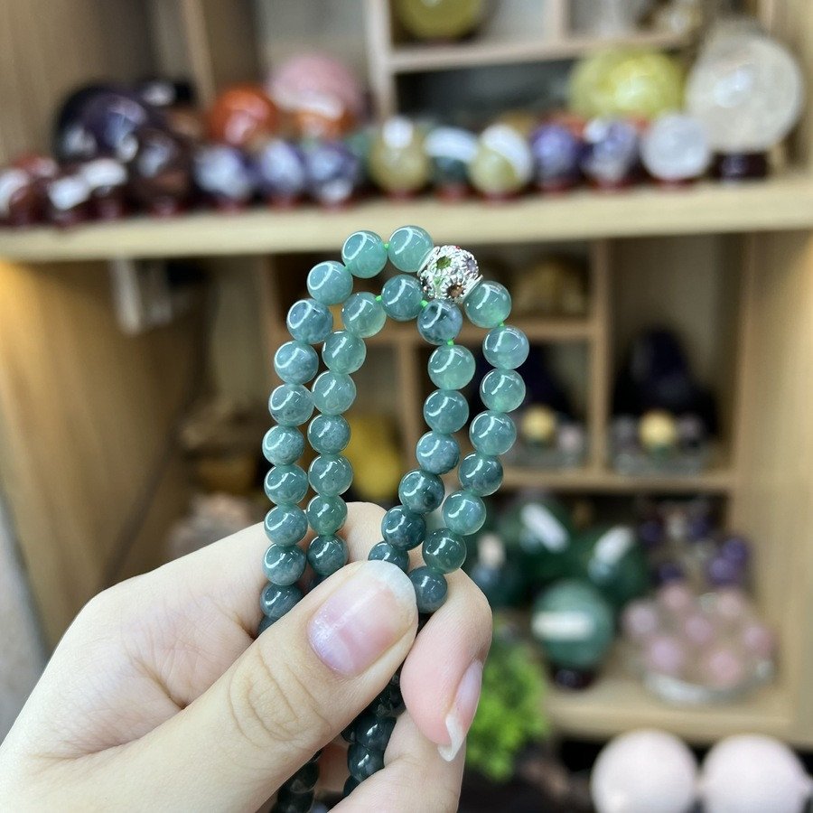 Cận cảnh viên đá ngọc lam lớn với màu sắc xanh lam đặc trưng