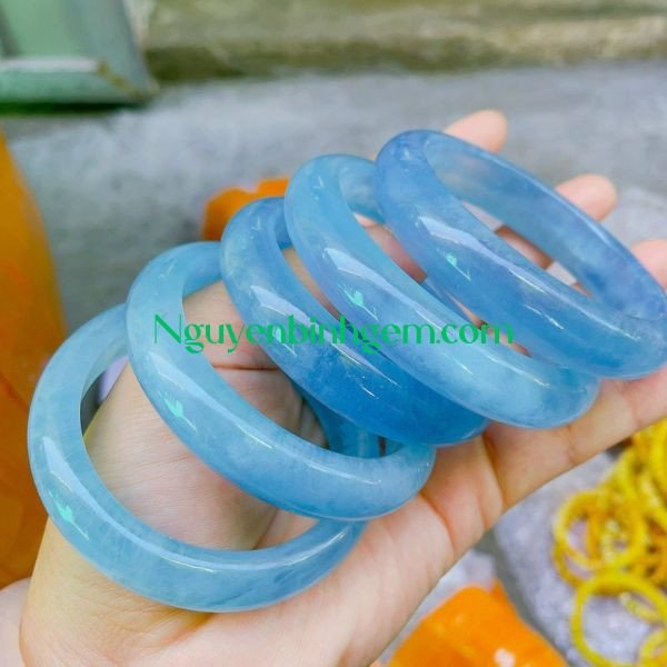 Cận cảnh vòng tay aquamarine nguyên khối, tôn vinh vẻ đẹp tự nhiên của đá