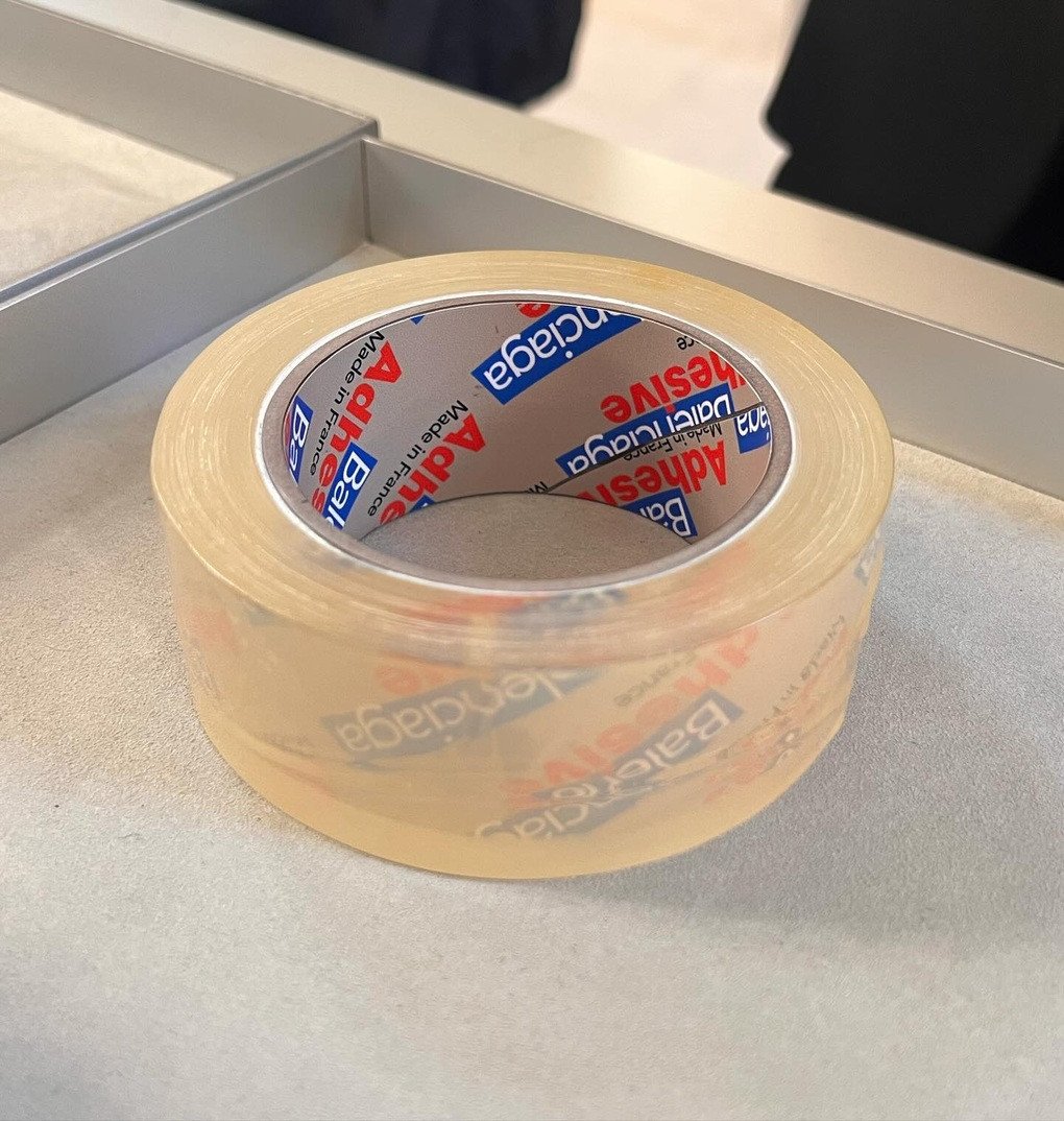 Cận cảnh vòng tay Balenciaga Gaffer Bangle, cho thấy logo thương hiệu trên thiết kế giống băng dính, giải thích tại sao vòng tay Balenciaga giá cao.