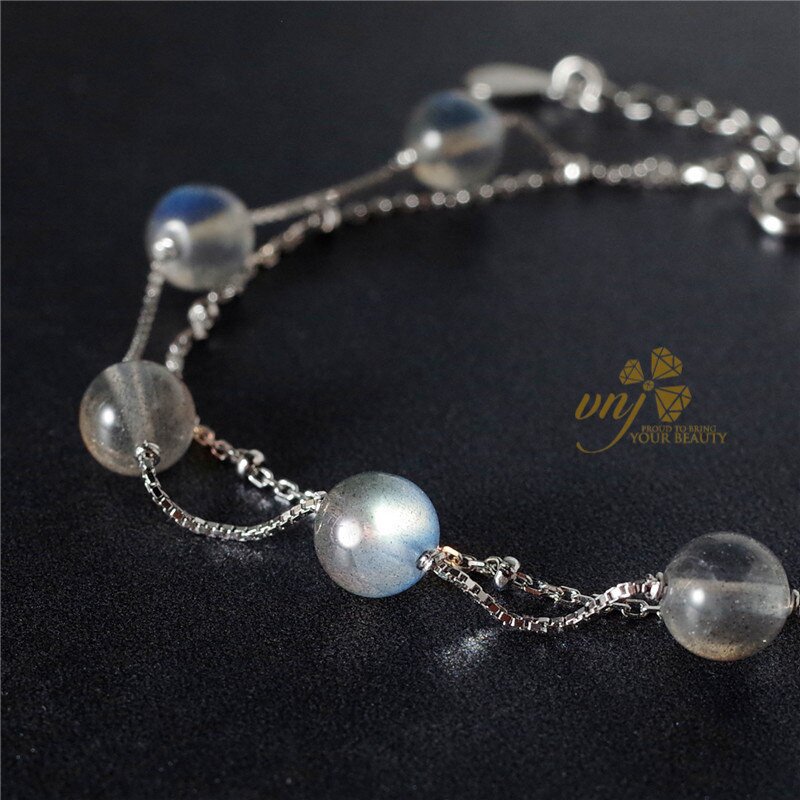 Cận cảnh vòng tay đá labradorite lấp lánh đa sắc