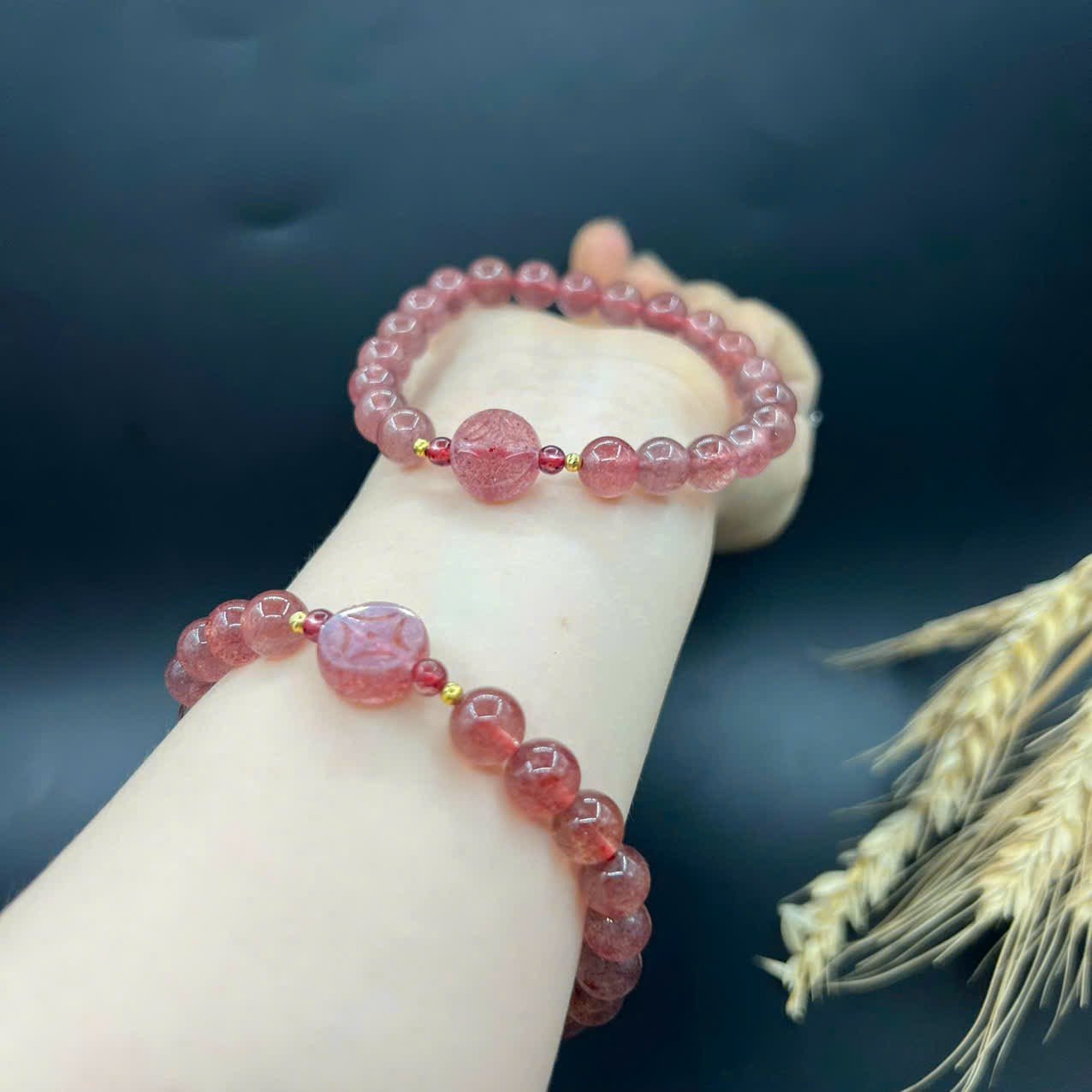 Cận cảnh vòng tay đồng xu phong thủy với thạch anh hồng tự nhiên