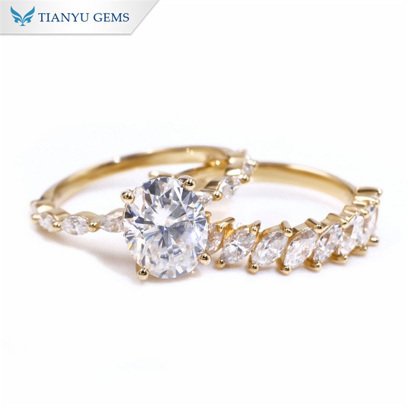 Cận cảnh vòng tay kim cương nhân tạo vàng trắng 14K lấp lánh