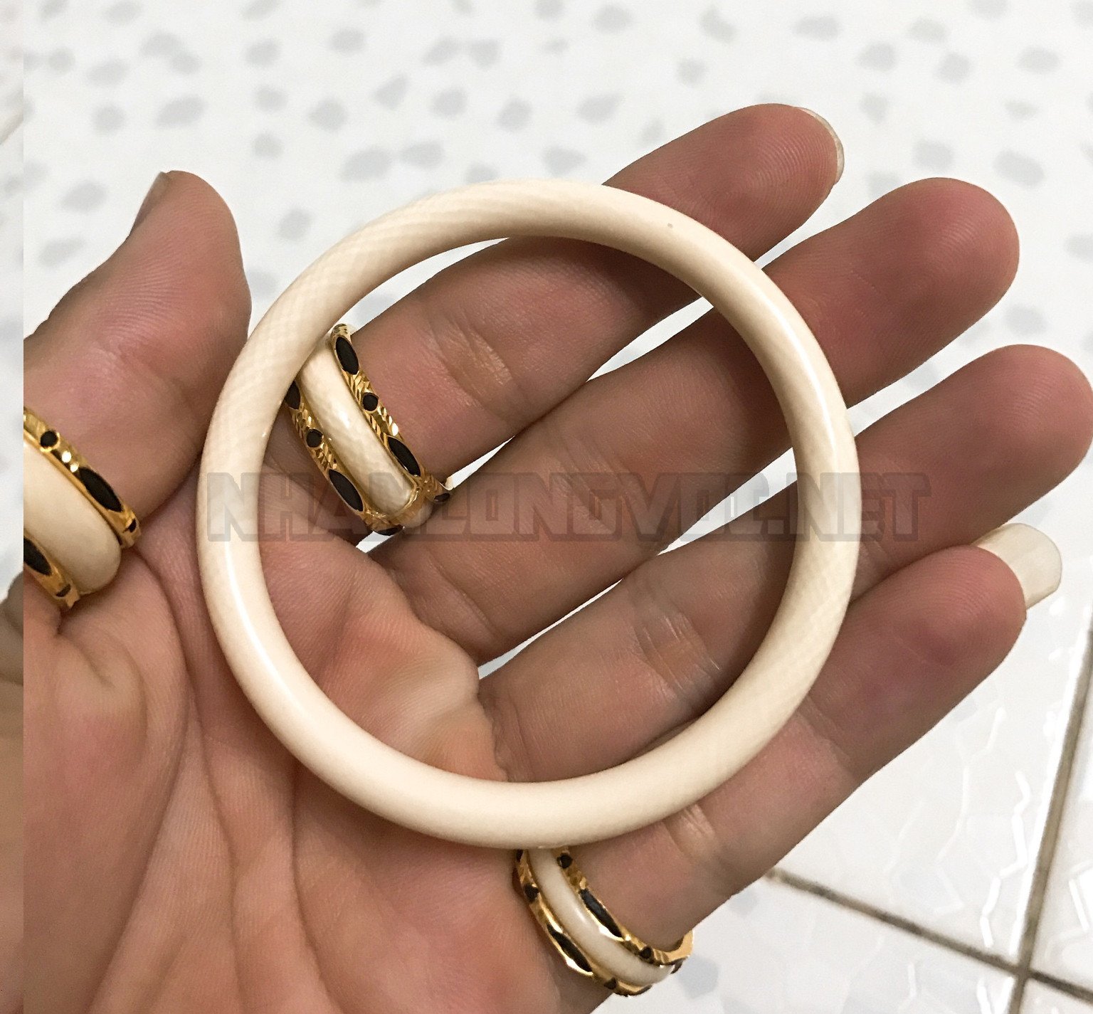 Cận cảnh vòng tay ngà voi nữ tinh xảo, thể hiện vẻ đẹp mộc mạc và sang trọng.