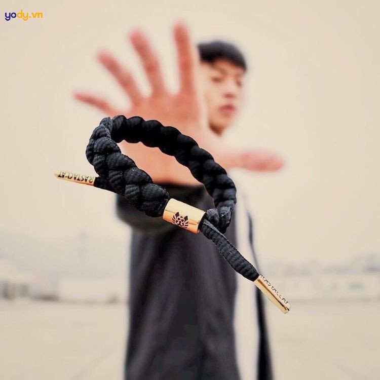 Cận cảnh vòng tay Rastaclat nhiều màu sắc nổi bật trên cổ tay