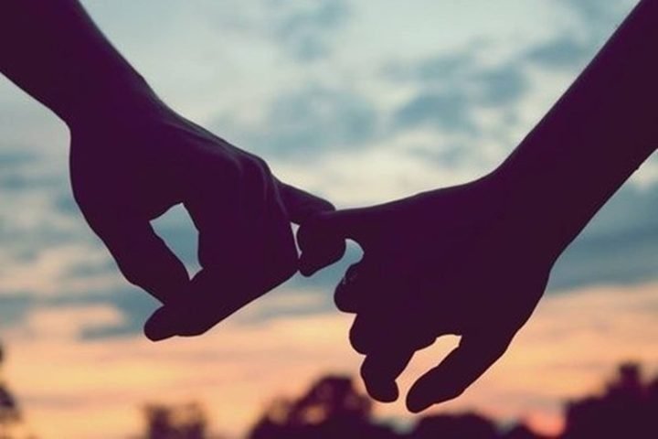 Cặp đôi ôm nhau dưới ánh nắng chiều
