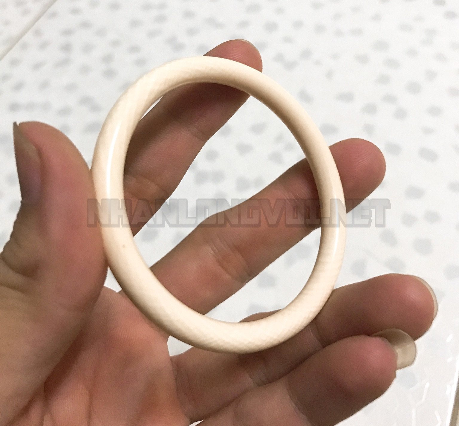 Chi tiết bề mặt vòng tay ngà voi nữ, cho thấy kết cấu vân ngà độc đáo và tự nhiên.