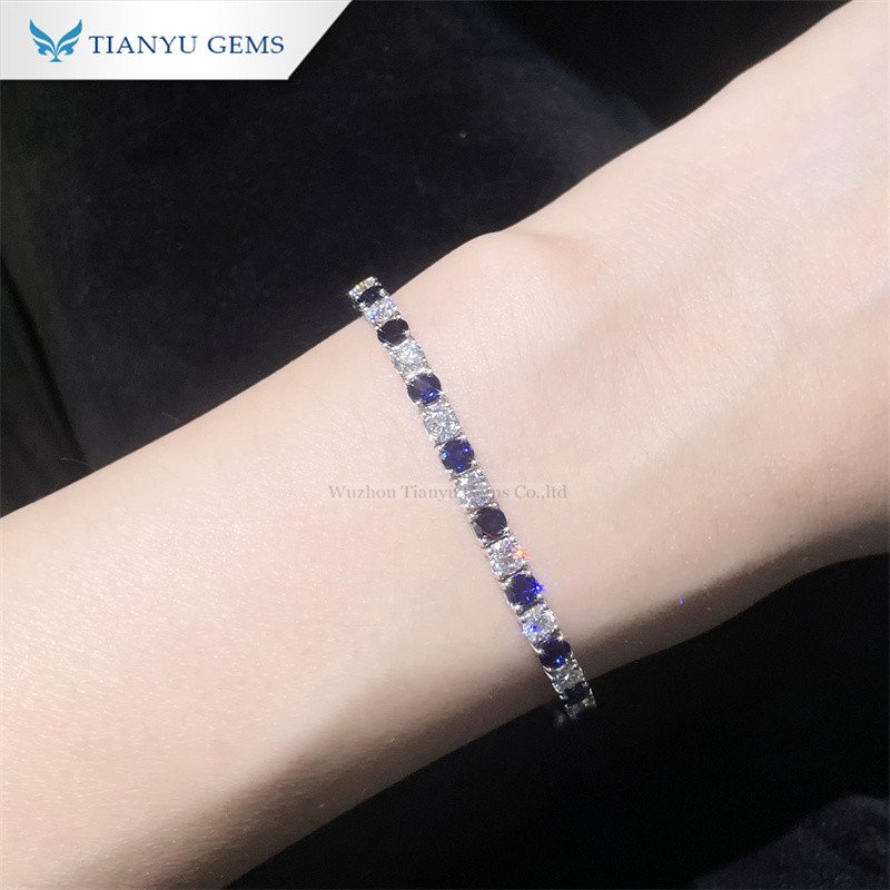 Chi tiết khóa cài chắc chắn của vòng tay vàng