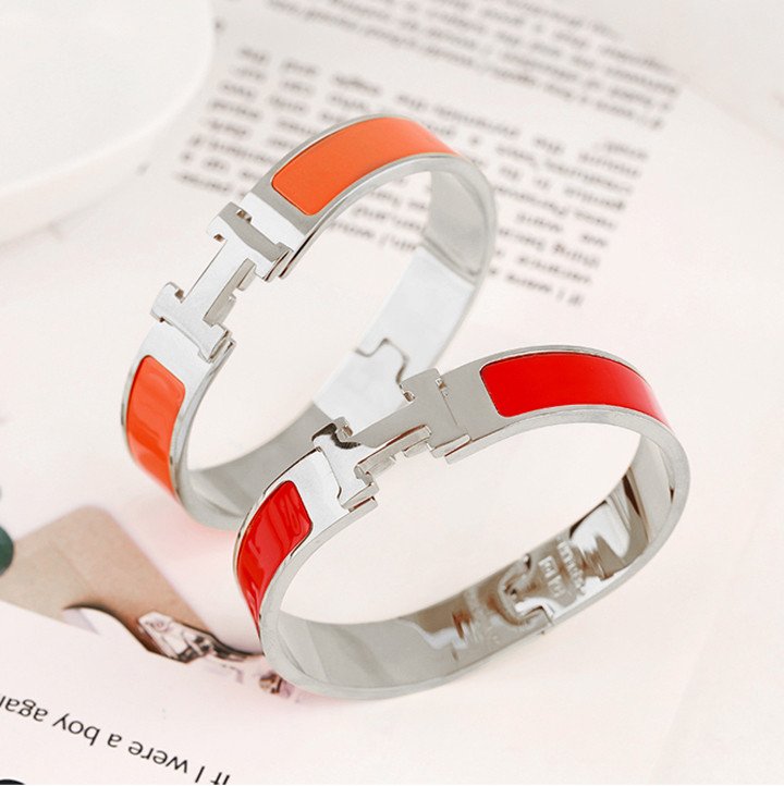 Chi tiết khóa chữ H trên vòng tay Hermes nam, biểu tượng đẳng cấp