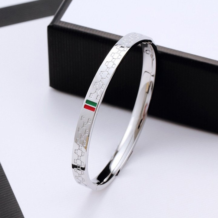 Chi tiết lắc tay nam Gucci màu trắng bạc, thể hiện đẳng cấp phái mạnh