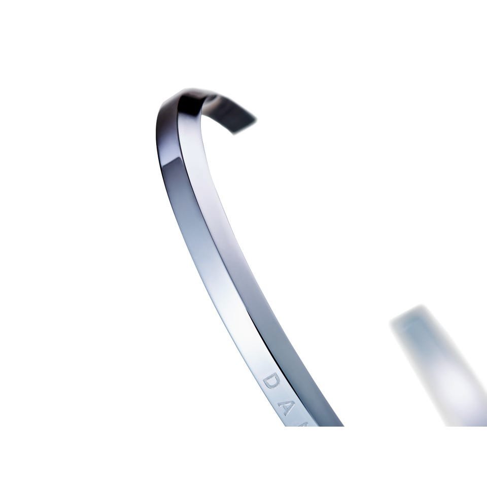 Chi tiết logo Vòng tay Daniel Wellington Classic Cuff