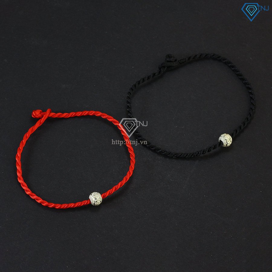 Chi tiết mặt bạc của vòng tay đôi chị em được khắc chữ tỉ mỉ