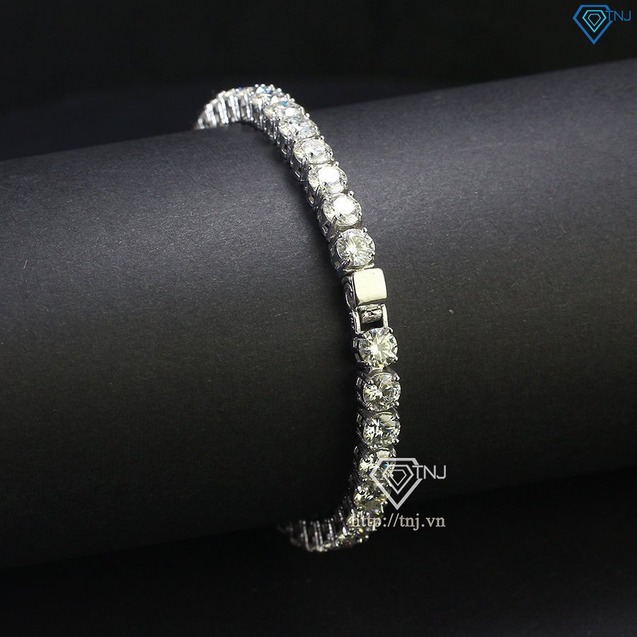 chi tiết mặt đá Moissanite trên lắc tay tennis PNJ bạc nam