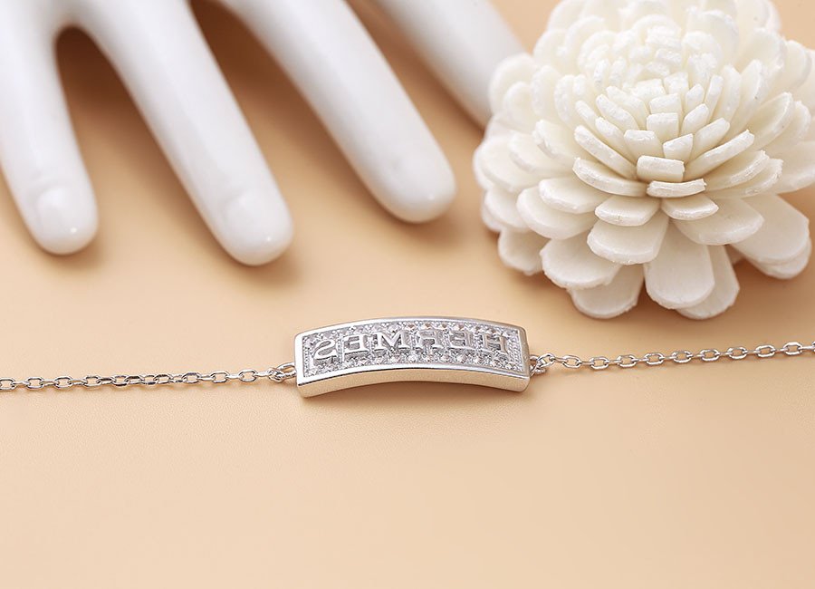 Chi tiết mặt khắc logo Hermes trên vòng tay bạc