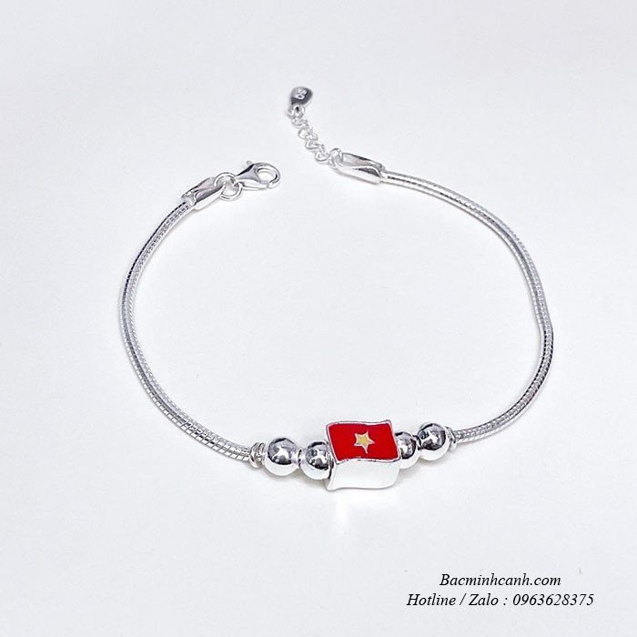 Chi tiết tinh xảo của vòng tay bạc có charm cờ đỏ sao vàng