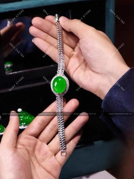 Chi tiết vẻ đẹp của đá ngọc xanh táo Jadeite Jade