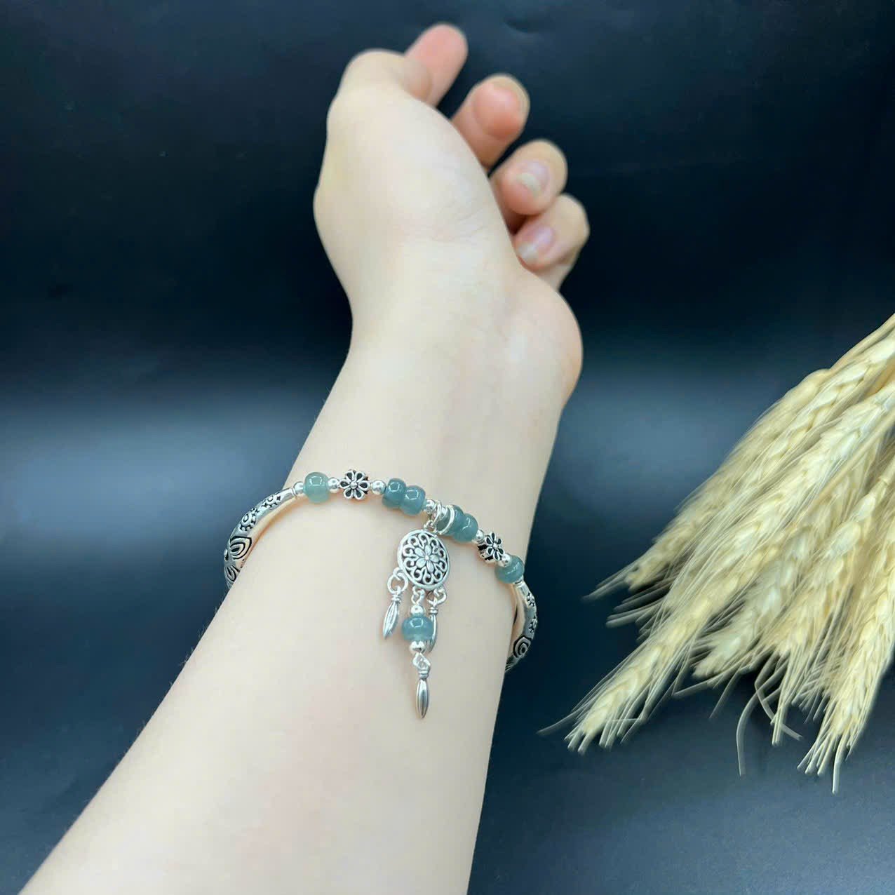 Chi tiết vòng tay bạc charm đá Ngọc Lam