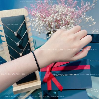 Chiếc vòng tay DW Classic Cuff đen với logo Daniel Wellington khắc tinh xảo