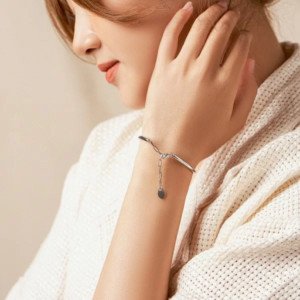 Chiếc vòng tay nam Curnon cá tính