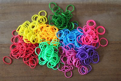 Chuẩn bị dây thun và móc khóa S để làm vòng tay