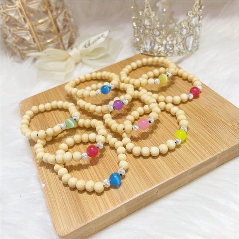 Chuỗi hạt dâu tằm tự nhiên đang được xâu thành vòng tay handmade, nổi bật vẻ mộc mạc.