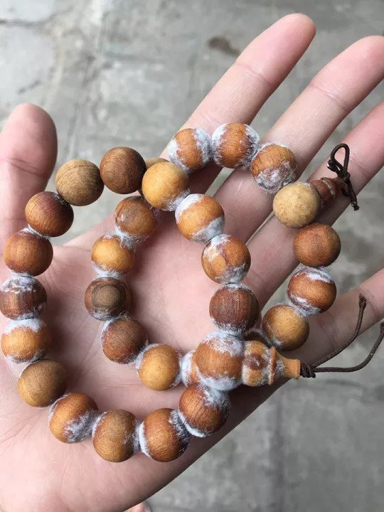 Chuỗi vòng tay gỗ Hoàng Đàn được chế tác tinh xảo với lớp vân gỗ tuyệt đẹp