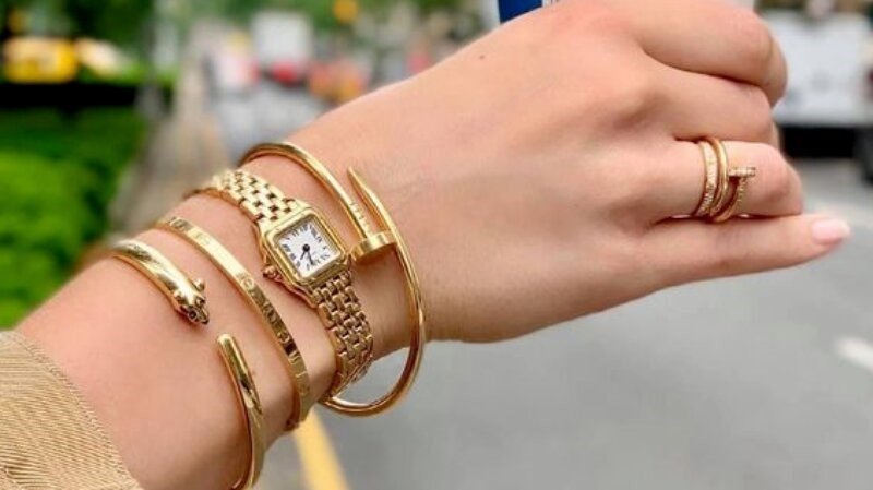 Cô gái trẻ trung với cách phối đồng hồ và vòng tay nữ màu sắc tươi sáng, tạo điểm nhấn cho phong cách cá nhân