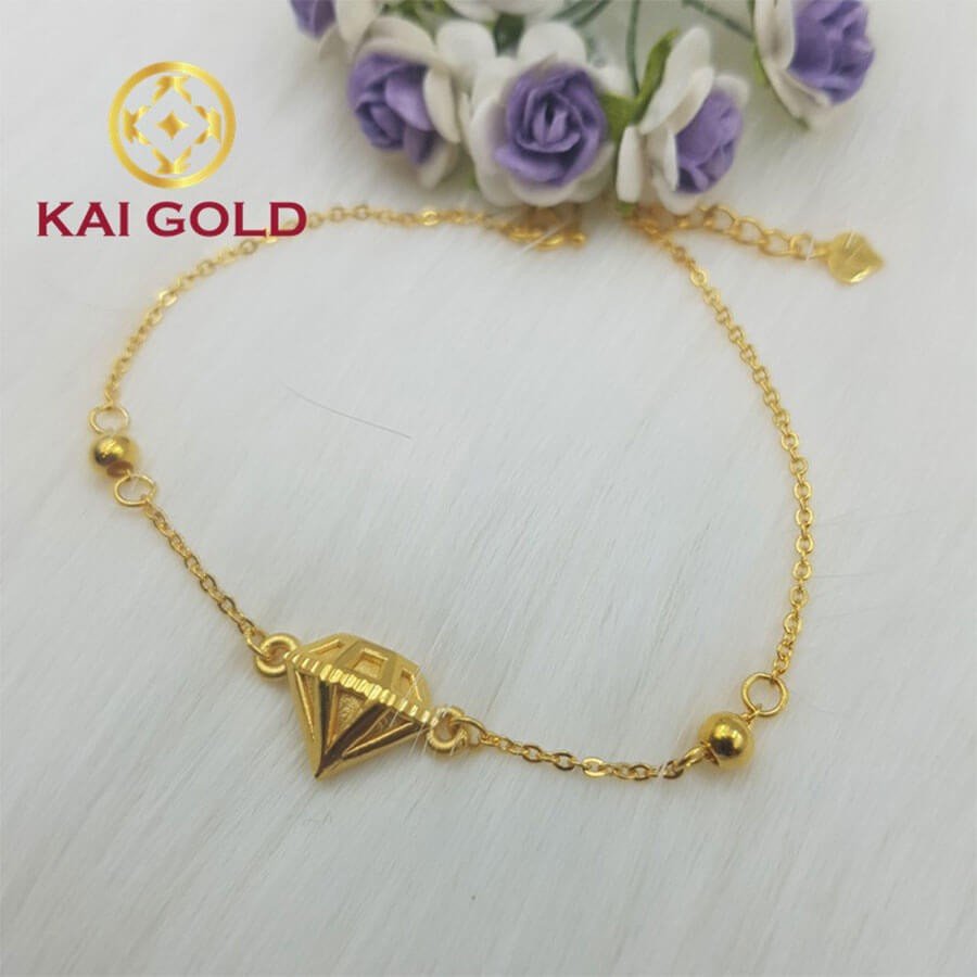 Cổ tay nữ tính với những chiếc lắc tay vàng mảnh mai, tạo điểm nhấn thanh lịch.