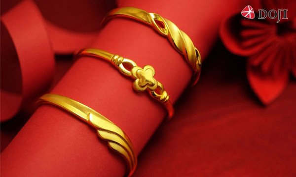 Con trai tặng vòng tay thể hiện tình yêu, sự quan tâm và lời chúc tốt đẹp