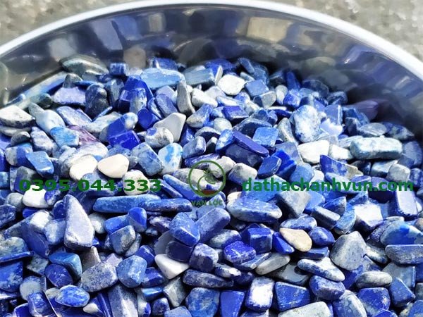 Đá vụn thạch anh màu xanh nước biển được trải đều trên bề mặt, tạo cảm giác thanh mát và trong lành, phù hợp để rải nền nhà hoặc trang trí.