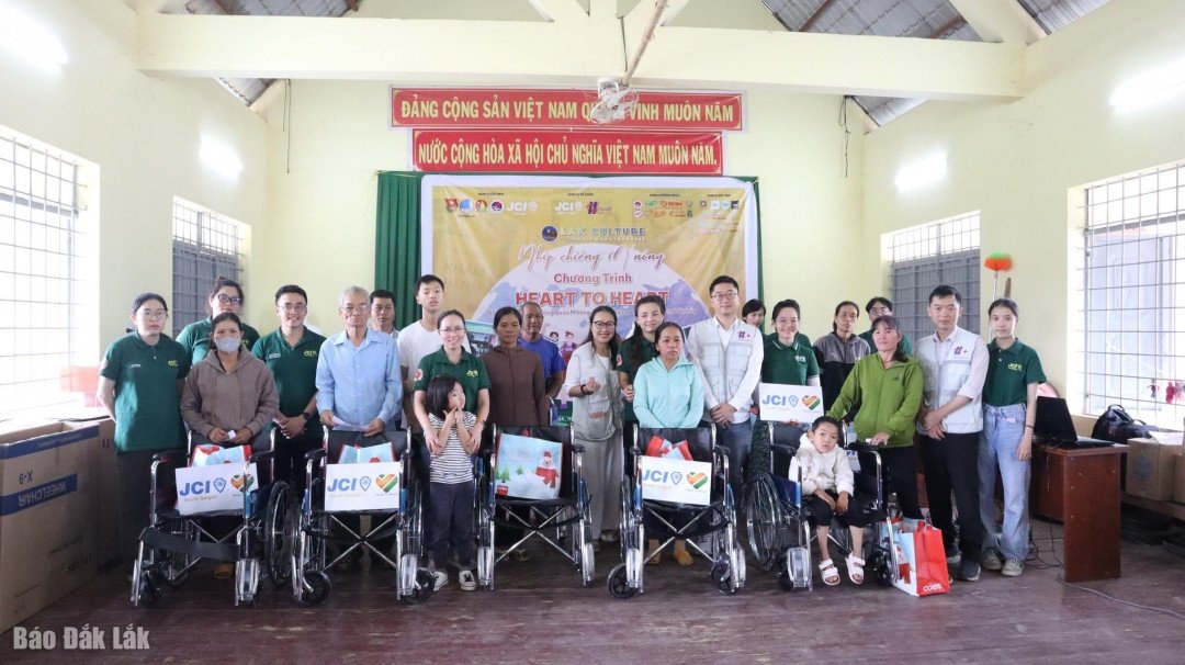 Đại diện các đơn vị trao tặng xe lăn cho những người có hoàn cảnh khó khăn