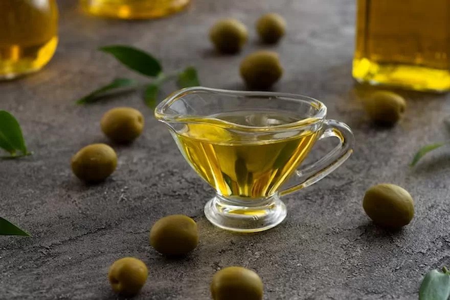 Dầu ô liu là giải pháp hiệu quả giúp gỡ rối lắc tay kim loại