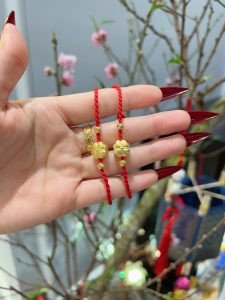 Dây chỉ đỏ làm vòng tay kết hợp charm phong thủy biểu tượng may mắn