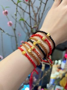 Dây chỉ đỏ may mắn được khai quang tại chùa, mang năng lượng tích cực