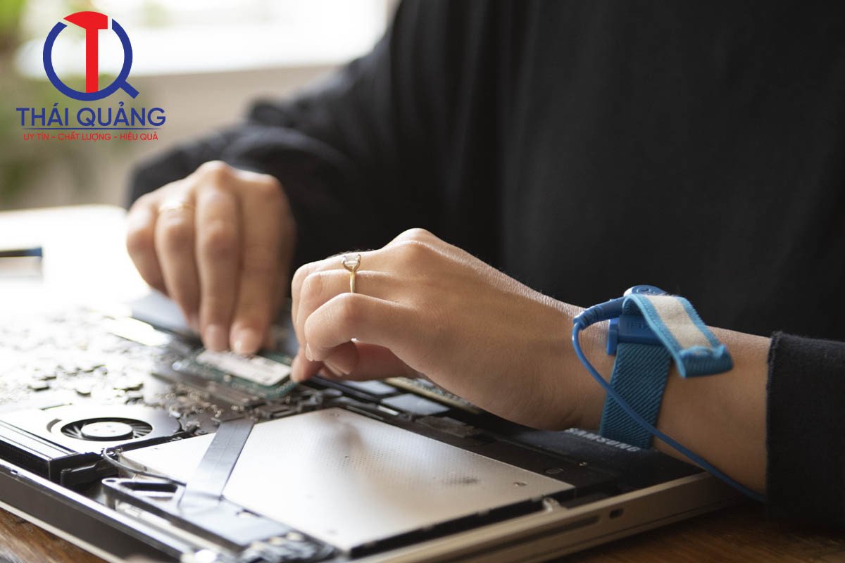 Đeo vòng tay chống tĩnh điện khi sửa chữa laptop