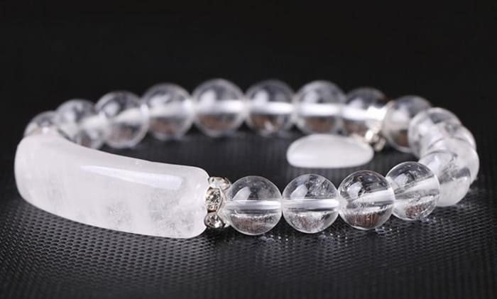 Đeo vòng tay đá thạch anh trắng mang lại nhiều lợi ích cho sức khỏe và ý nghĩa phong thủy tốt cho chủ sở hữu