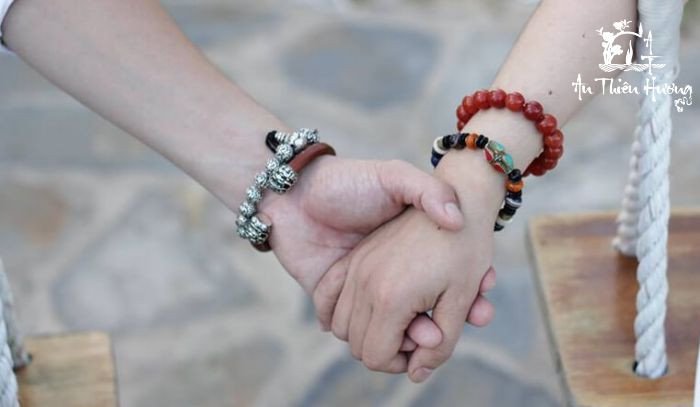 Đeo vòng tay phong thủy đúng cách