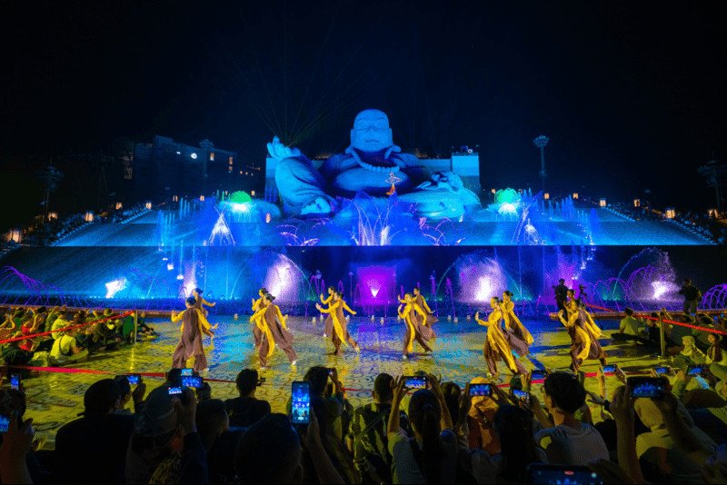 Điệu múa uyển chuyển của các vũ công chuyên nghiệp tại show nhạc nước ở thác Hỷ Lạc