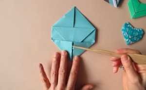 Định hình và hoàn thiện đường nét cho trái tim giấy thủ công