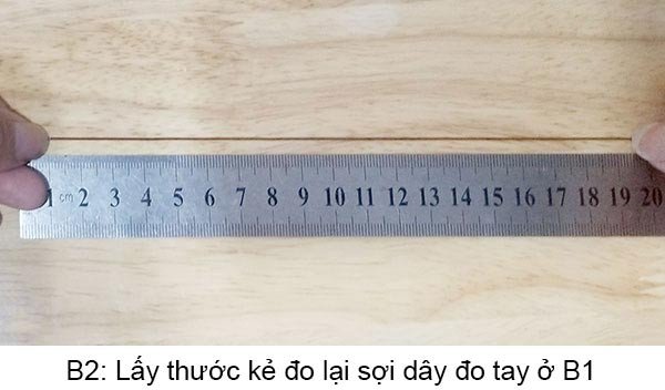 Đo kích thước đoạn dây để xác định ni tay cho vòng 50