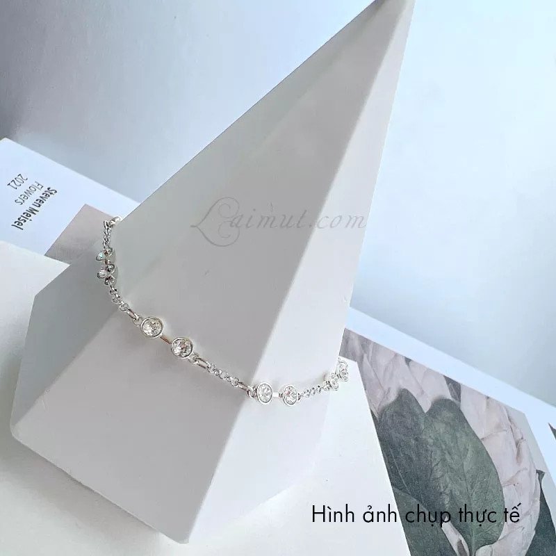 Độ sáng bóng và màu bạc sang trọng của lắc tay chính hãng Swarovski được mạ Rhodium