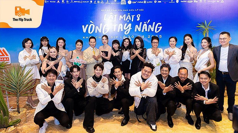 Đoàn phim trong buổi ra mắt Lật Mặt 8