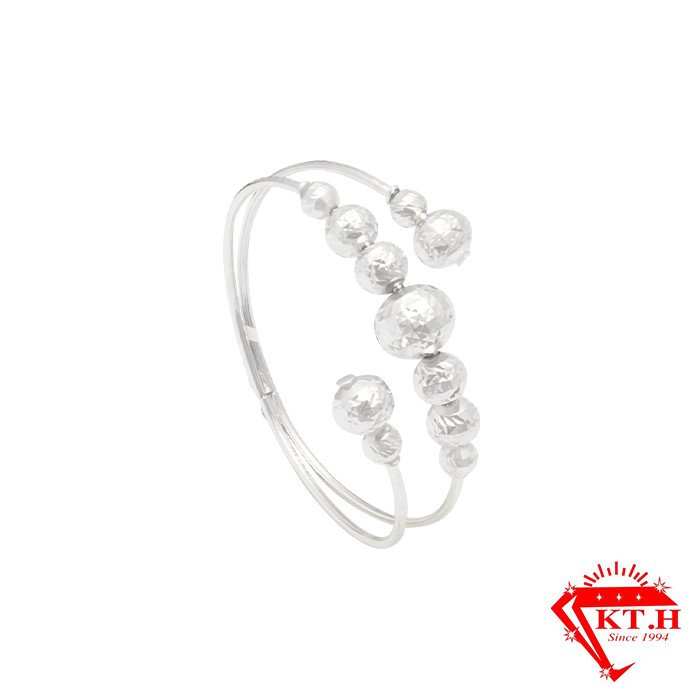 Đôi bàn tay duyên dáng với những chiếc vòng lắc tay đẹp màu vàng trắng