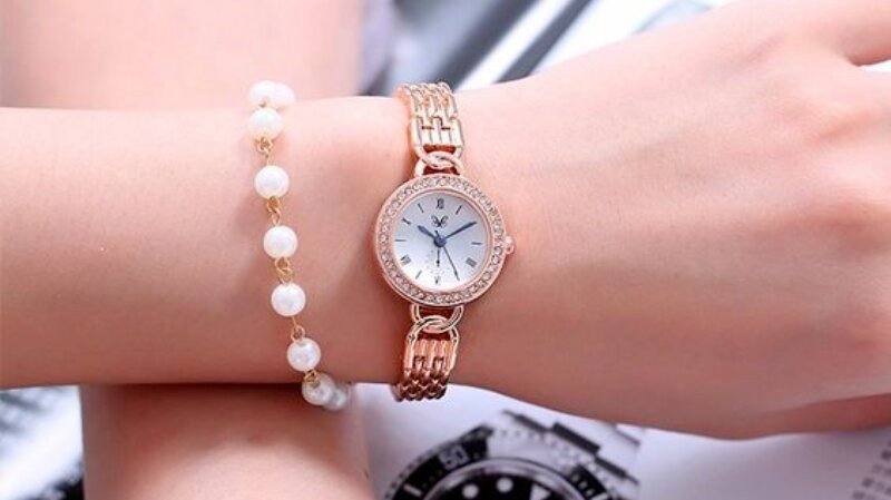 Đồng hồ dây bản nhỏ kết hợp cùng vòng tay tinh tế, tôn lên vẻ đẹp cho cô nàng có cổ tay mảnh khi phối đồng hồ và vòng tay nữ