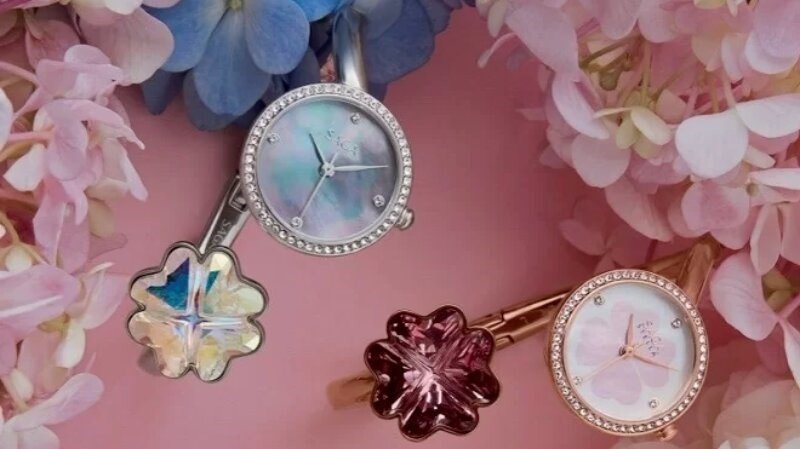 Đồng hồ kết hợp lắc tay độc đáo từ thương hiệu Saga, mang đến vẻ ngoài cuốn hút cho việc mix đồng hồ với vòng tay nữ